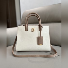 Burberry 巴寶莉最新版型立挺的托特包，采用意大利鞣制粒紋皮革材質制成，搶