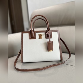 Burberry 巴寶莉最新版型立挺的托特包，采用意大利鞣制粒紋皮革材質制成，搶