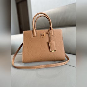 Burberry 巴寶莉最新版型立挺的托特包，采用意大利鞣制粒紋皮革材質制成，搶