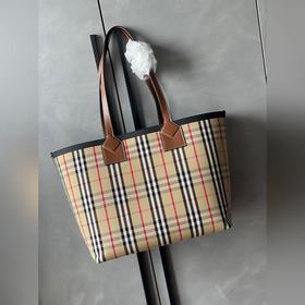 Burberry 巴寶莉購物袋，空間充裕的款式，選用棉質帆布面料打造，裝飾提花精
