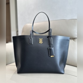 Burberry 巴寶莉最新托特包，精選意大利鞣制的緝明線皮革打造。裝飾亮澤 T