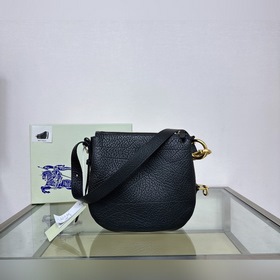 Burberry 巴寶莉最新騎士戰 包 選用粒紋小牛皮面料打造。肩背帶設有 挂扣