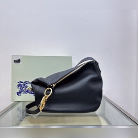 Burberry 巴寶莉最新騎士戰 包 選用粒紋小牛皮面料打造。肩背帶設有 挂扣