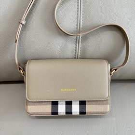 Burberry 巴寶莉最新格紋挎包 肩帶長短可以自動調節，單肩斜挎包手拿，随心