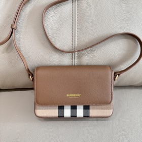 Burberry 巴寶莉最新格紋挎包 肩帶長短可以自動調節，單肩斜挎包手拿，随心