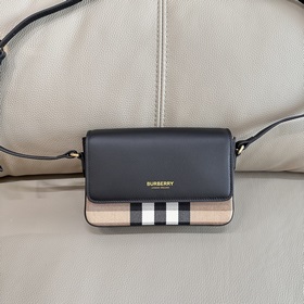 Burberry 巴寶莉最新格紋挎包 肩帶長短可以自動調節，單肩斜挎包手拿，随心