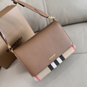 Burberry 巴寶莉最新格紋挎包配上寬肩帶 肩帶長短可以自動調節，單肩斜挎包