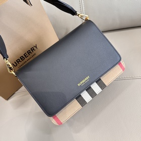 Burberry 巴寶莉最新格紋挎包配上寬肩帶 肩帶長短可以自動調節，單肩斜挎包