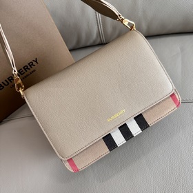 Burberry 巴寶莉最新格紋挎包配上寬肩帶 肩帶長短可以自動調節，單肩斜挎包