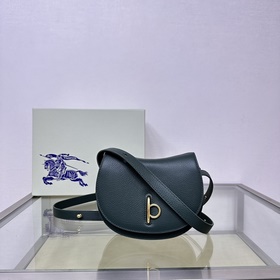 Burberry 巴寶莉最新立挺包款，選用粒紋小牛皮材質打造。于意大利工坊精制而