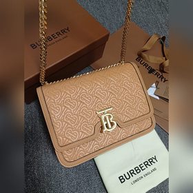 Burberry 巴寶莉版型立挺的 TB 專屬标識鎖扣包 ，選用绗縫專屬标識羔羊