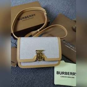 Burberry 巴寶莉TB小號雙色帆布皮革鎖扣包，版型立挺的單肩包，鎖扣裝飾