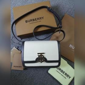 Burberry 巴寶莉TB小號雙色帆布皮革鎖扣包，版型立挺的單肩包，鎖扣裝飾