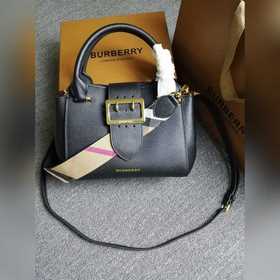 Burberry 巴寶莉 The Buckle 搭扣包 ，命名取自其主打設計元素
