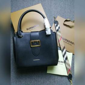 Burberry 巴寶莉 The Buckle 搭扣包 ，命名取自其主打設計元素