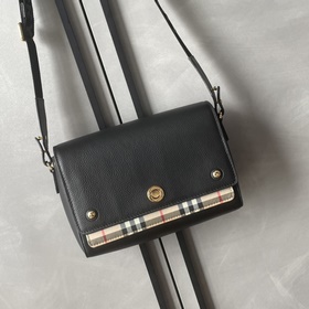 Burberry 巴寶莉Vintage 布格紋拼皮革 Note 斜背包。 精巧的