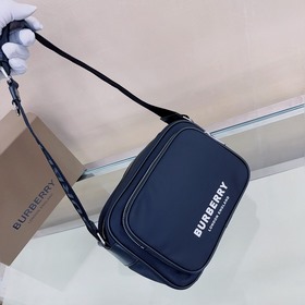 Burberry 巴寶莉最新款斜背包，選用 ECONYL 材質裁片打造，裝飾品牌