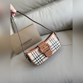 Burberry 巴寶莉最新意大利制包款，裝飾 Burberry 格紋。亮眼融入