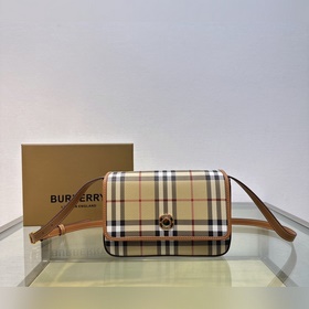 Burberry 巴寶莉最新精巧包款，選用光滑小牛皮材質打造，裝飾Bur專屬格紋