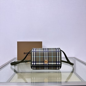Burberry 巴寶莉最新精巧包款，選用光滑小牛皮材質打造，裝飾Bur專屬格紋