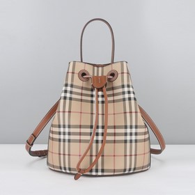 Burberry 巴寶莉格子棕色水桶包上新 新一季的這款格子棕色水桶包，采用環保