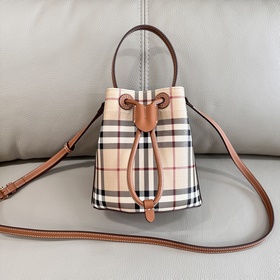 Burberry 巴寶莉新一季的這款桦木棕色水桶包，采用環保又容易打理的材質 輕