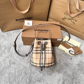 Burberry 巴寶莉新一季的這款桦木棕色水桶包，采用環保又容易打理的材質 輕