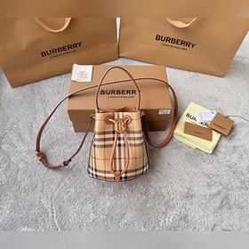 Burberry 巴寶莉新一季的這款桦木棕色水桶包，采用環保又容易打理的材質 輕