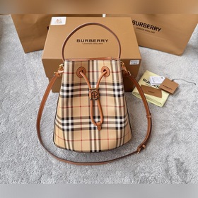 Burberry 巴寶莉格子棕色水桶包上新 新一季的這款格子棕色水桶包，采用環保