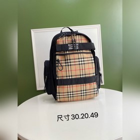 Burberry 巴寶莉新款實用主義雙肩包，命名源自不列颠群島最高的山峰。雙背帶