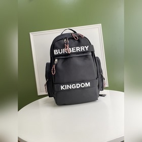 Burberry 巴寶莉新款實用主義雙肩包，命名源自不列颠群島最高的山峰。雙背帶