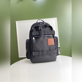 Burberry 巴寶莉新款實用主義雙肩包，命名源自不列颠群島最高的山峰。雙背帶