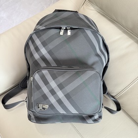Grid 雙肩包 裝飾精紡 Burberry 格紋，呈現耐用羅紋質感。采用尼龍内