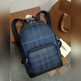 家最新雙肩包采用标志性格紋設計 頂部皮革提柄，提拎也時尚 可調式肩背帶，負重輕松