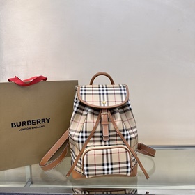 Burberry 巴寶莉新款雙肩包 選用塗層棉質混紡面料打造，于意大利工坊精制而