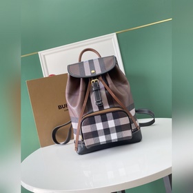 Burberry 巴寶莉新款雙肩包 選用塗層棉質混紡面料打造，于意大利工坊精制而