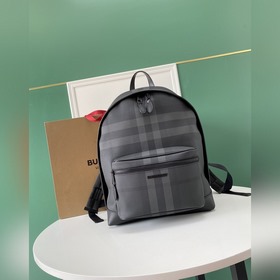 Burberry 巴寶莉原單雙肩包，煥新選用格紋環保帆布制作。該環保帆布材質主要