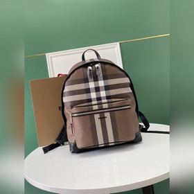 Burberry 巴寶莉原單雙肩包，煥新選用格紋環保帆布制作。該環保帆布材質主要