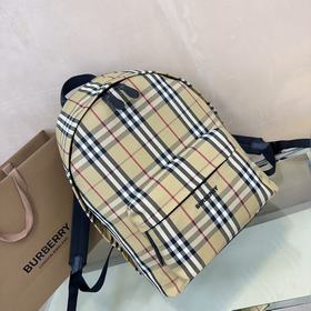 新款雙肩包 亮眼裝飾 Burberry 巴寶莉 格紋和品牌徽标，融入标志性典藏元