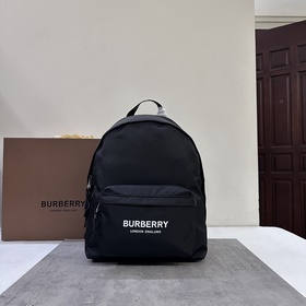 Burberry 巴寶莉新款尼龍雙肩包，印有煥新的品牌标識logo，搭配平滑皮革