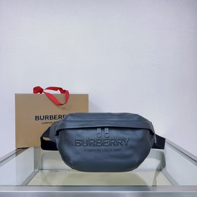 Burberry 巴寶莉最新 腰包借鑒九十年代街頭風格，選用意大利鞣制皮革打造，
