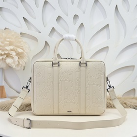 Dior-迪奧專櫃最新款公文包 官網同步 秋冬新品 采用壓花工藝将經典圖案精緻呈