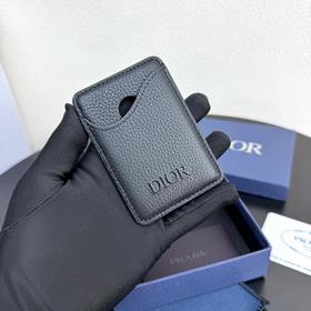這款馬鞍磁性卡夾是一款高雅的配飾，彰顯 Dior 工坊的精湛工藝。Dior Gr