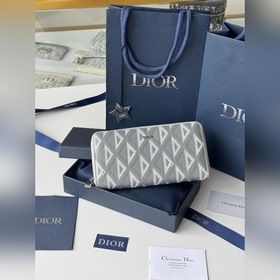 dior 印花牛皮 這款長款拉鍊式錢包低調而不失優雅氣質。原單材料精心制作，内部