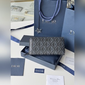 dior 印花牛皮 這款長款拉鍊式錢包低調而不失優雅氣質。原單材料精心制作，内部