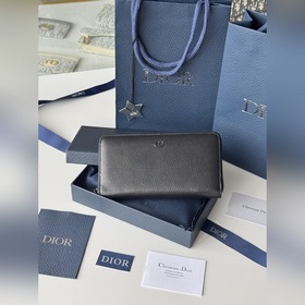 dior 荔枝紋牛皮 這款長款拉鍊式錢包低調而不失優雅氣質。原單材料精心制作，内