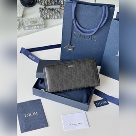 dior 镂空設計 這款長款拉鍊式錢包低調而不失優雅氣質。原單材料精心制作，内部