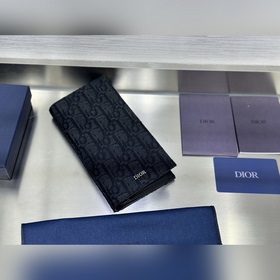 這款豎版雙折錢包設計時尚，功能實用。采用黑色粒面牛皮革精心制作，豎版雙折設計，正