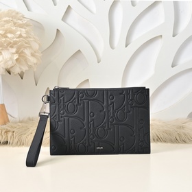 Dior-迪奧專櫃最新款手拿包 官網同步 采用壓花工藝将經典圖案精緻呈現于黑色牛
