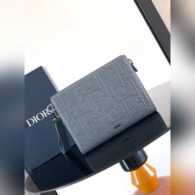 這款手拿包是 Dior 的主打單品。采用牛皮精心制作，從 Dior 檔案汲取靈感